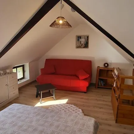 Hébergement de vacances Jolie Maison En Pierres Avec Son Jardin Bucolique *