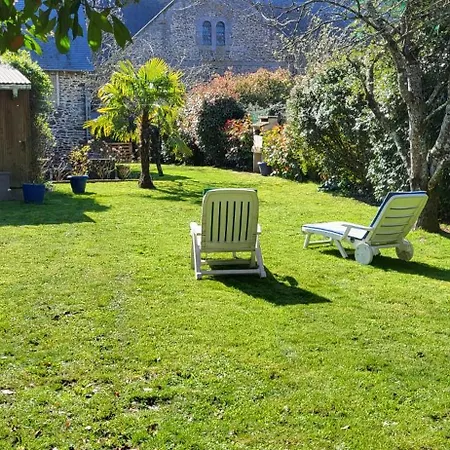 Jolie Maison En Pierres Avec Son Jardin Bucolique Hardanges